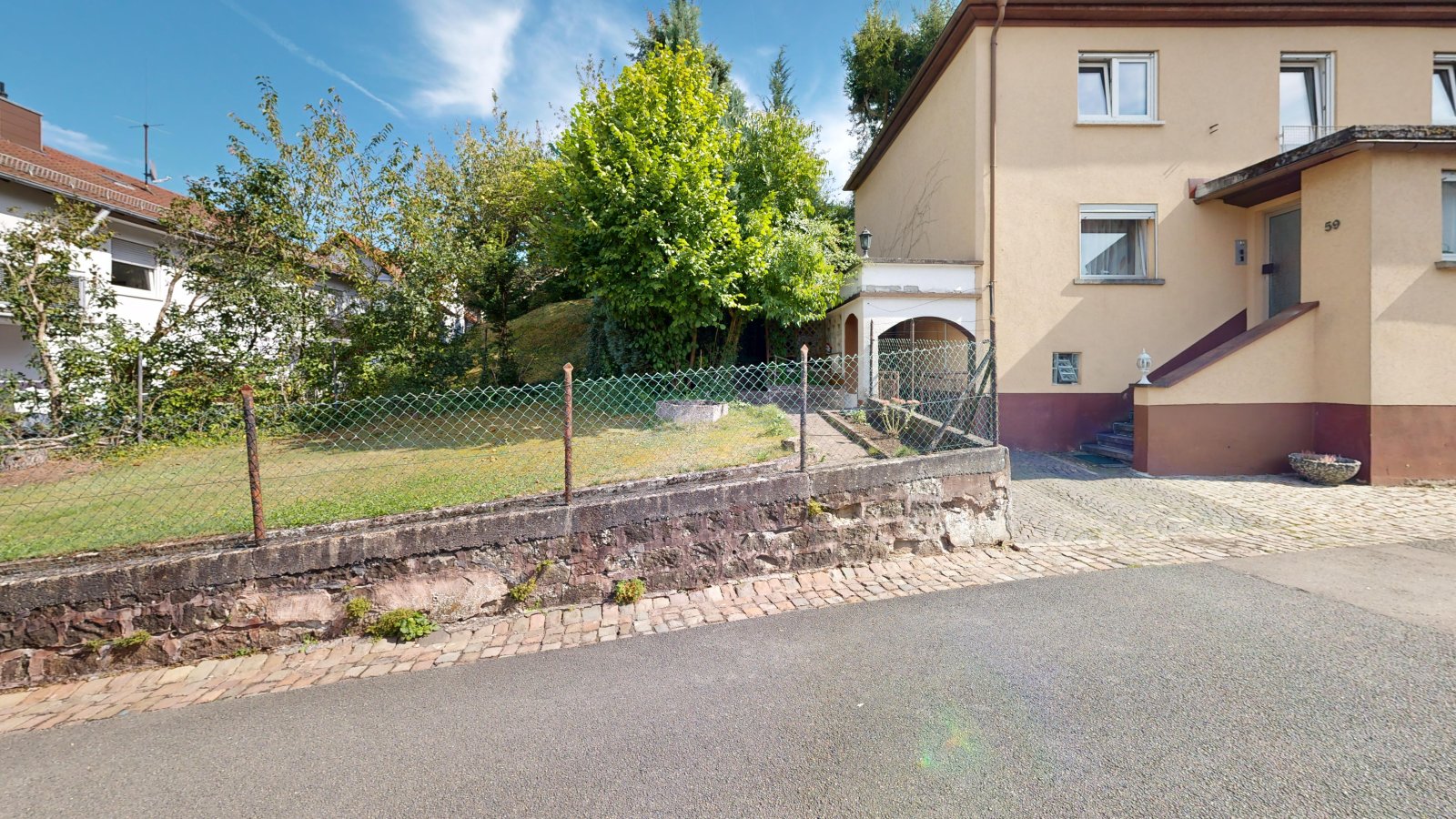 *VERKAUFT* | Einfamilienhaus mit Einliegerwohnung, 3 Garagen & Garten in attraktiver Wohnlage