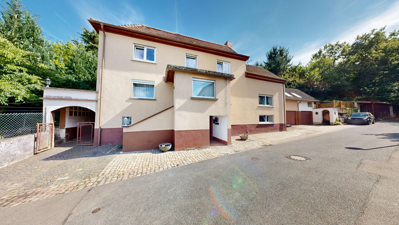 *VERKAUFT* | Einfamilienhaus mit Einliegerwohnung, 3 Garagen & Garten in attraktiver Wohnlage