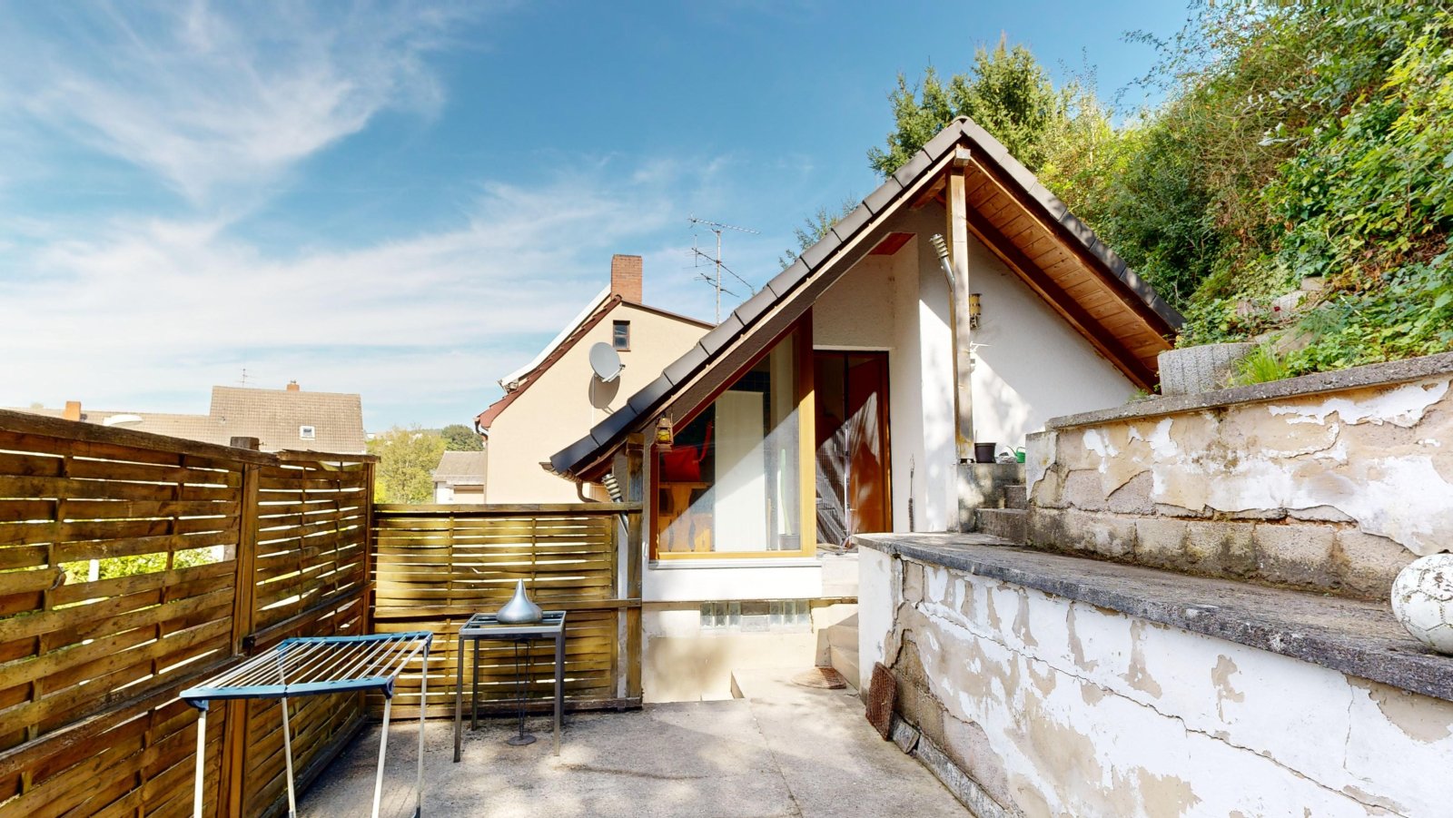 *VERKAUFT* | Einfamilienhaus mit Einliegerwohnung, 3 Garagen & Garten in attraktiver Wohnlage