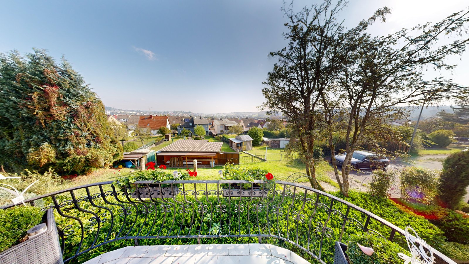 *VERKAUFT* | Einfamilienhaus im romantischen Landhausstil mit großem Garten, Schwimmhalle und Garage
