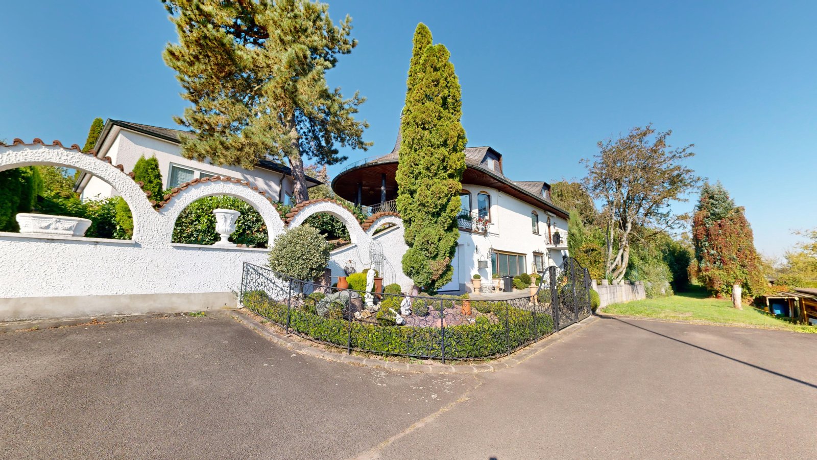 *VERKAUFT* | Einfamilienhaus im romantischen Landhausstil mit großem Garten, Schwimmhalle und Garage