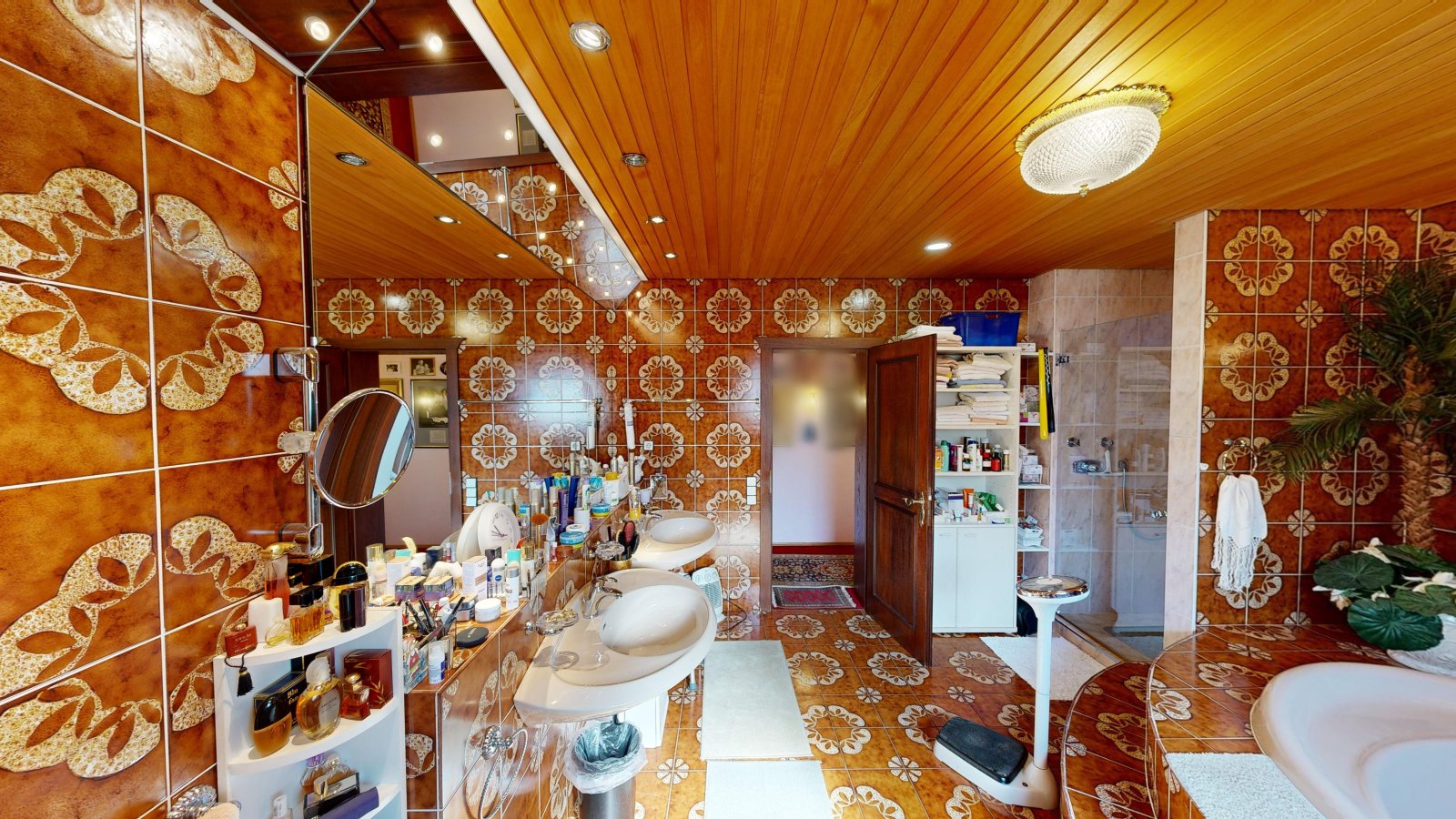 *VERKAUFT* | Einfamilienhaus im romantischen Landhausstil mit großem Garten, Schwimmhalle und Garage