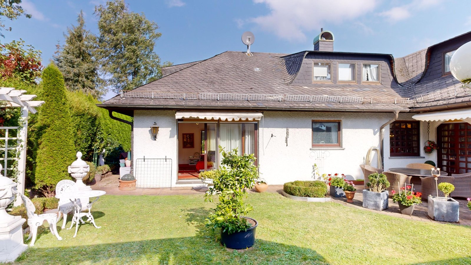 *VERKAUFT* | Einfamilienhaus im romantischen Landhausstil mit großem Garten, Schwimmhalle und Garage
