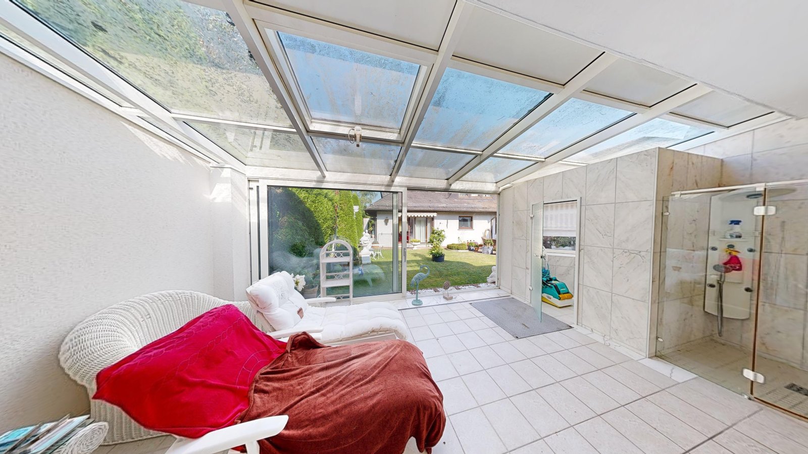 *VERKAUFT* | Einfamilienhaus im romantischen Landhausstil mit großem Garten, Schwimmhalle und Garage