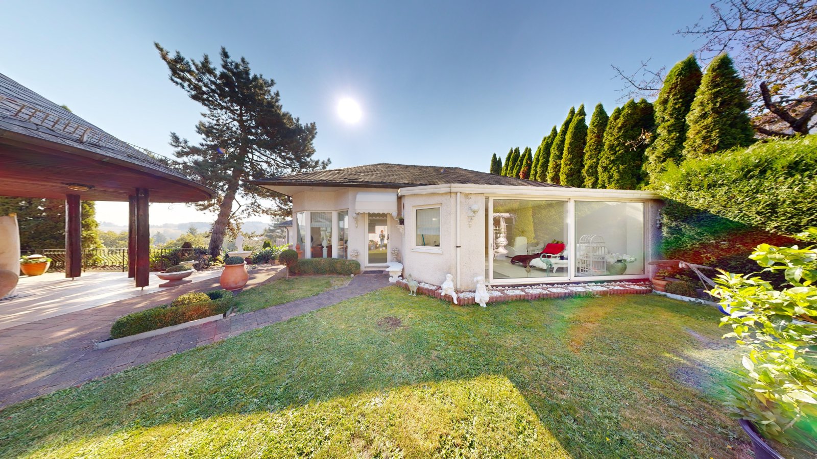 *VERKAUFT* | Einfamilienhaus im romantischen Landhausstil mit großem Garten, Schwimmhalle und Garage