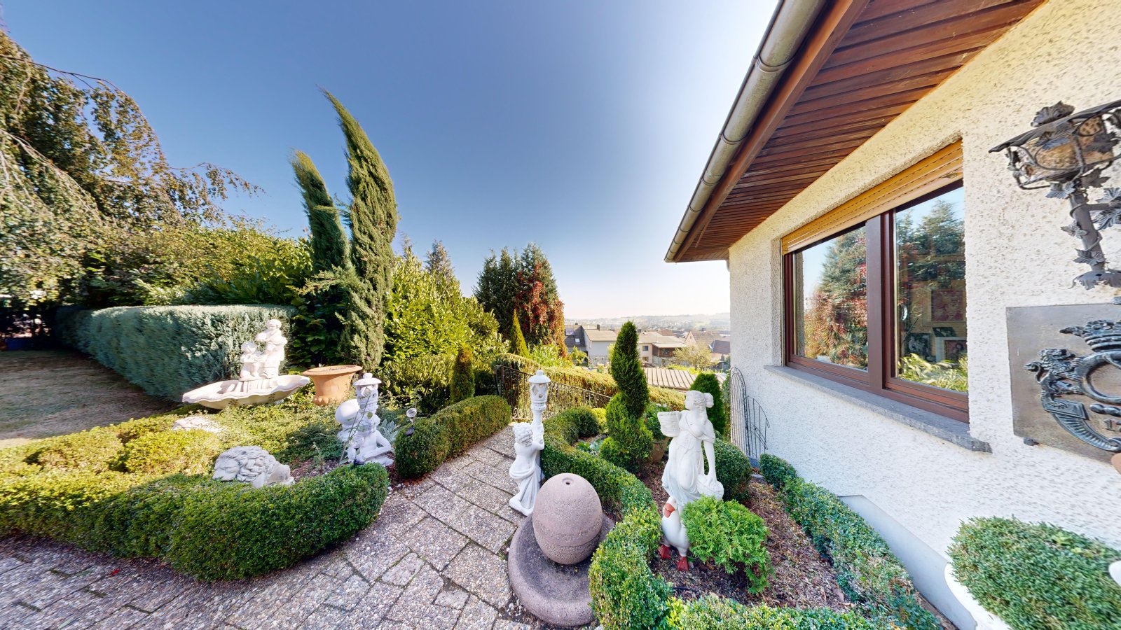 *VERKAUFT* | Einfamilienhaus im romantischen Landhausstil mit großem Garten, Schwimmhalle und Garage