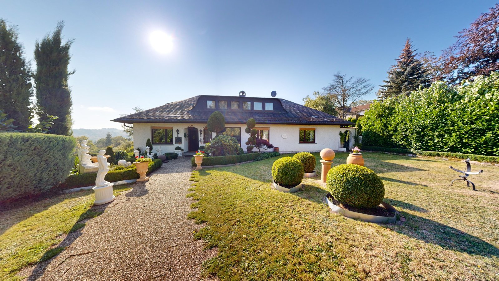 *VERKAUFT* | Einfamilienhaus im romantischen Landhausstil mit großem Garten, Schwimmhalle und Garage