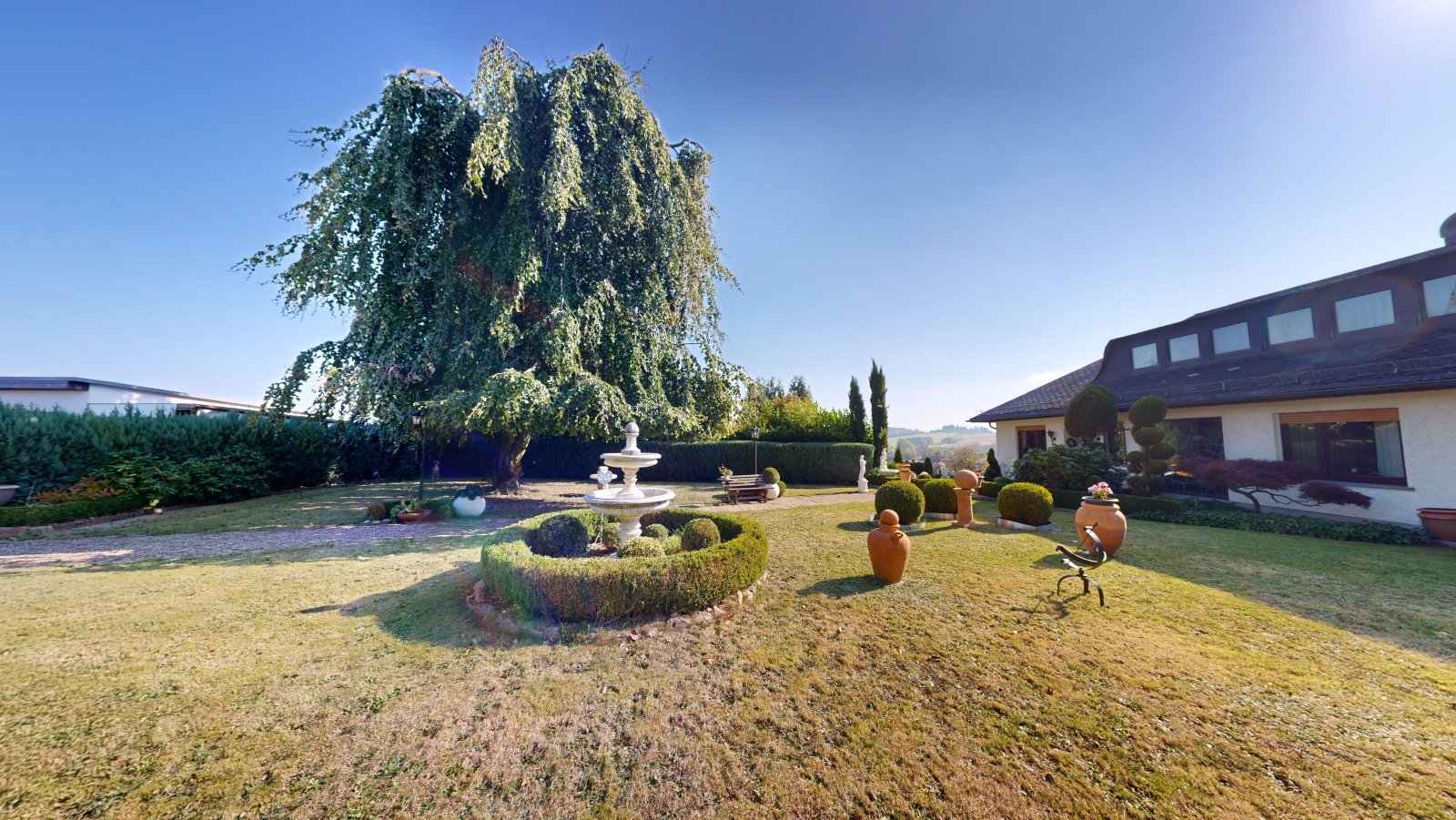 *VERKAUFT* | Einfamilienhaus im romantischen Landhausstil mit großem Garten, Schwimmhalle und Garage