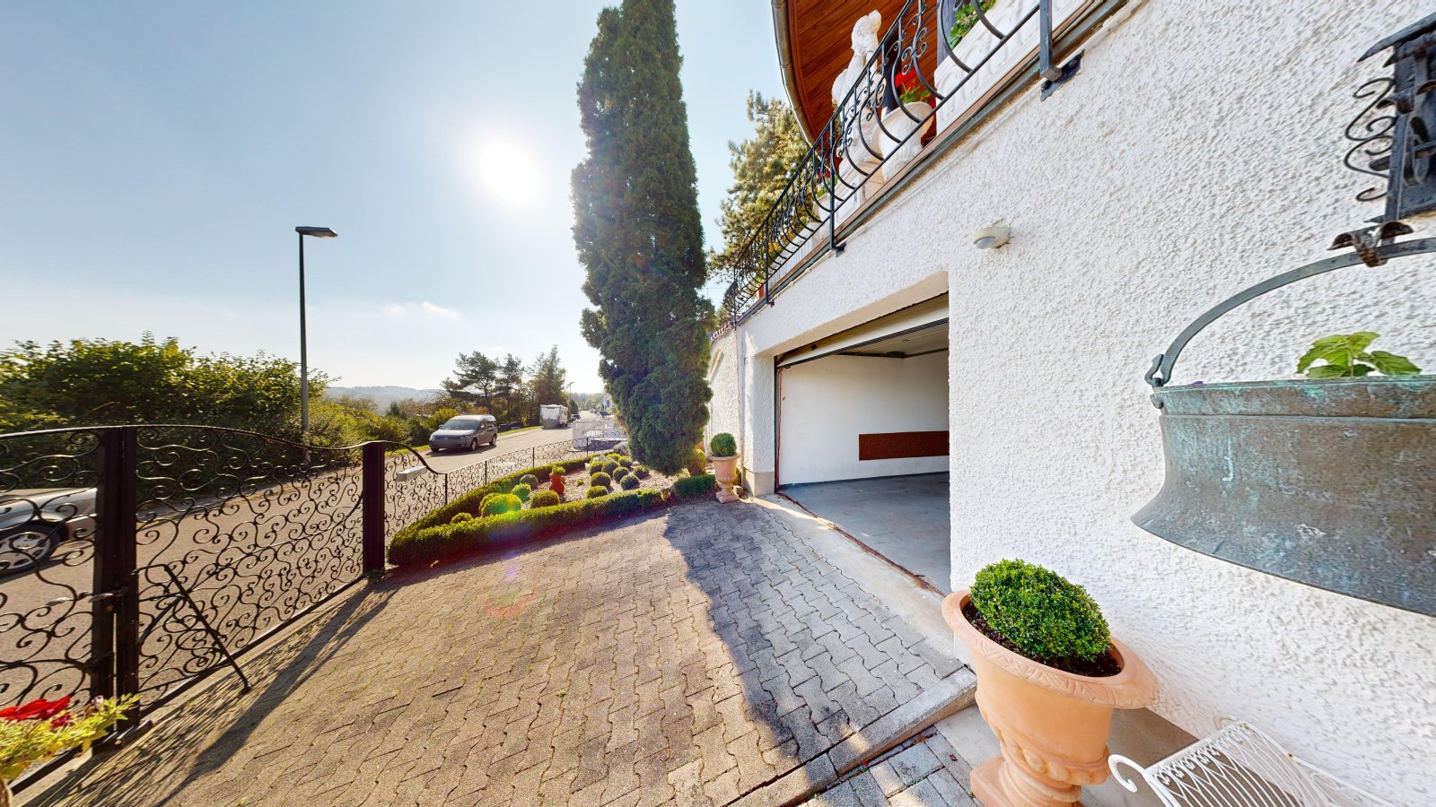 *VERKAUFT* | Einfamilienhaus im romantischen Landhausstil mit großem Garten, Schwimmhalle und Garage