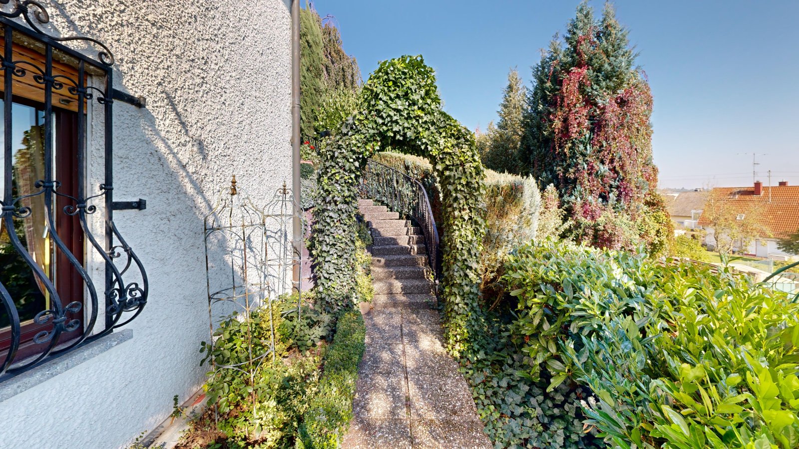 *VERKAUFT* | Einfamilienhaus im romantischen Landhausstil mit großem Garten, Schwimmhalle und Garage