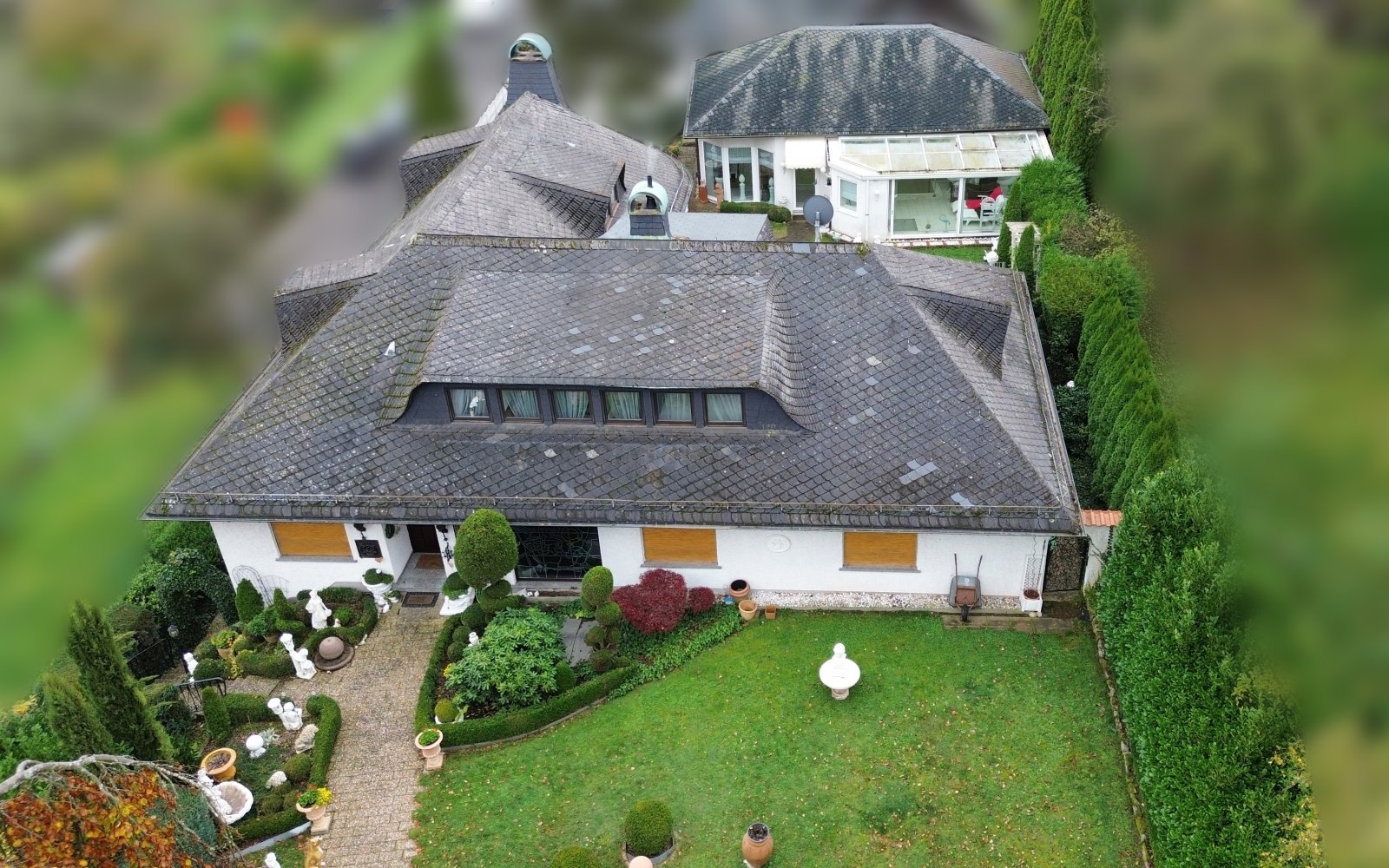 *VERKAUFT* | Einfamilienhaus im romantischen Landhausstil mit großem Garten, Schwimmhalle und Garage