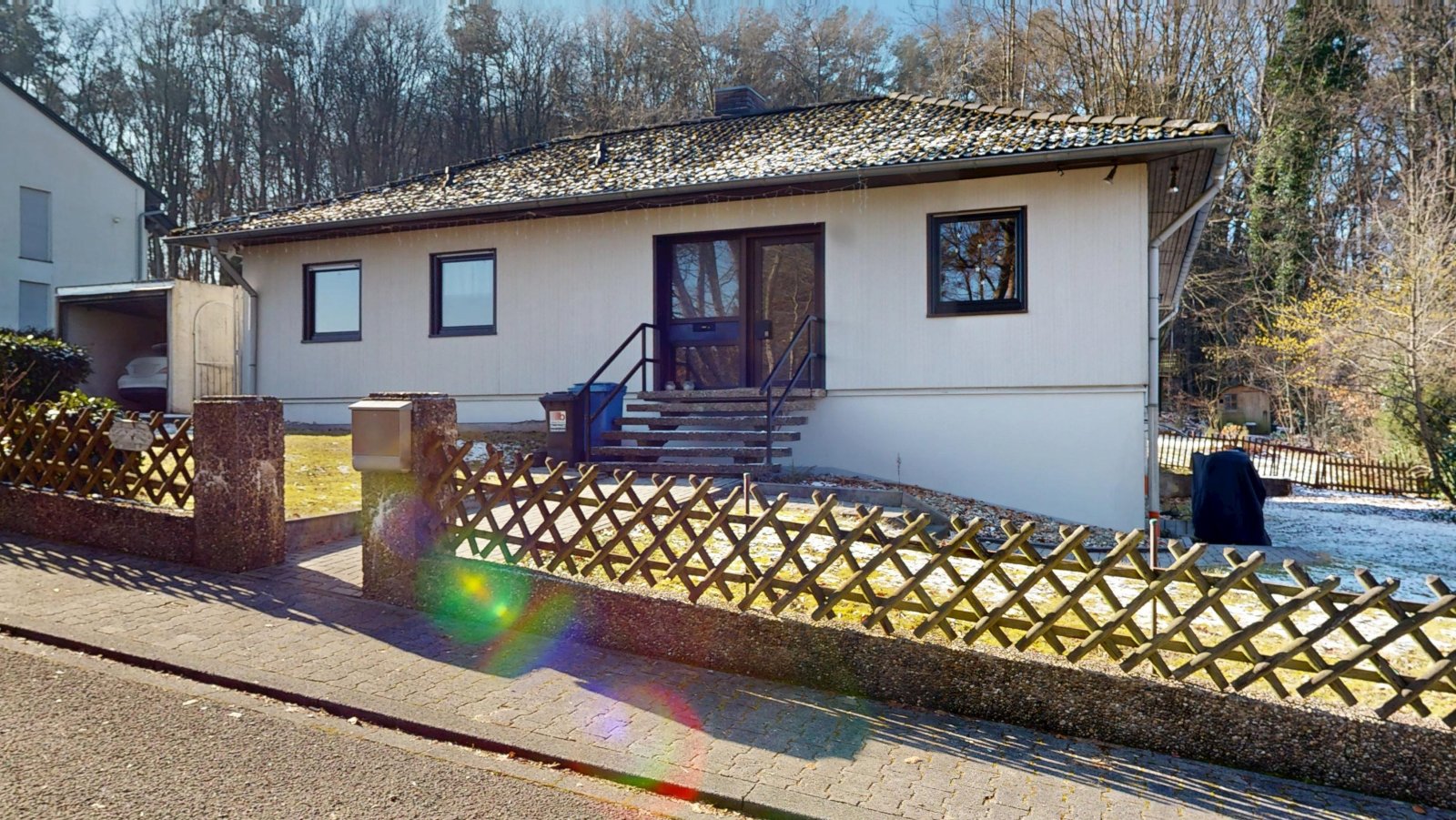 *VERKAUFT* | Erbpacht am Waldrand | Einfamilienhaus mit Einliegerwohnung, Garten & Garage