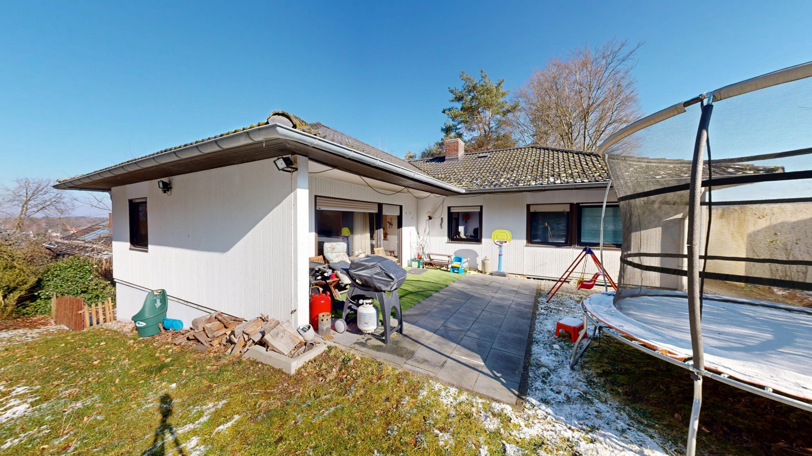 *VERKAUFT* | Erbpacht am Waldrand | Einfamilienhaus mit Einliegerwohnung, Garten & Garage