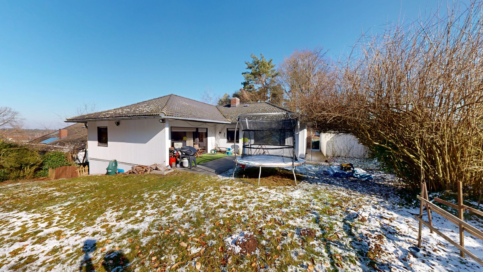 *VERKAUFT* | Erbpacht am Waldrand | Einfamilienhaus mit Einliegerwohnung, Garten & Garage
