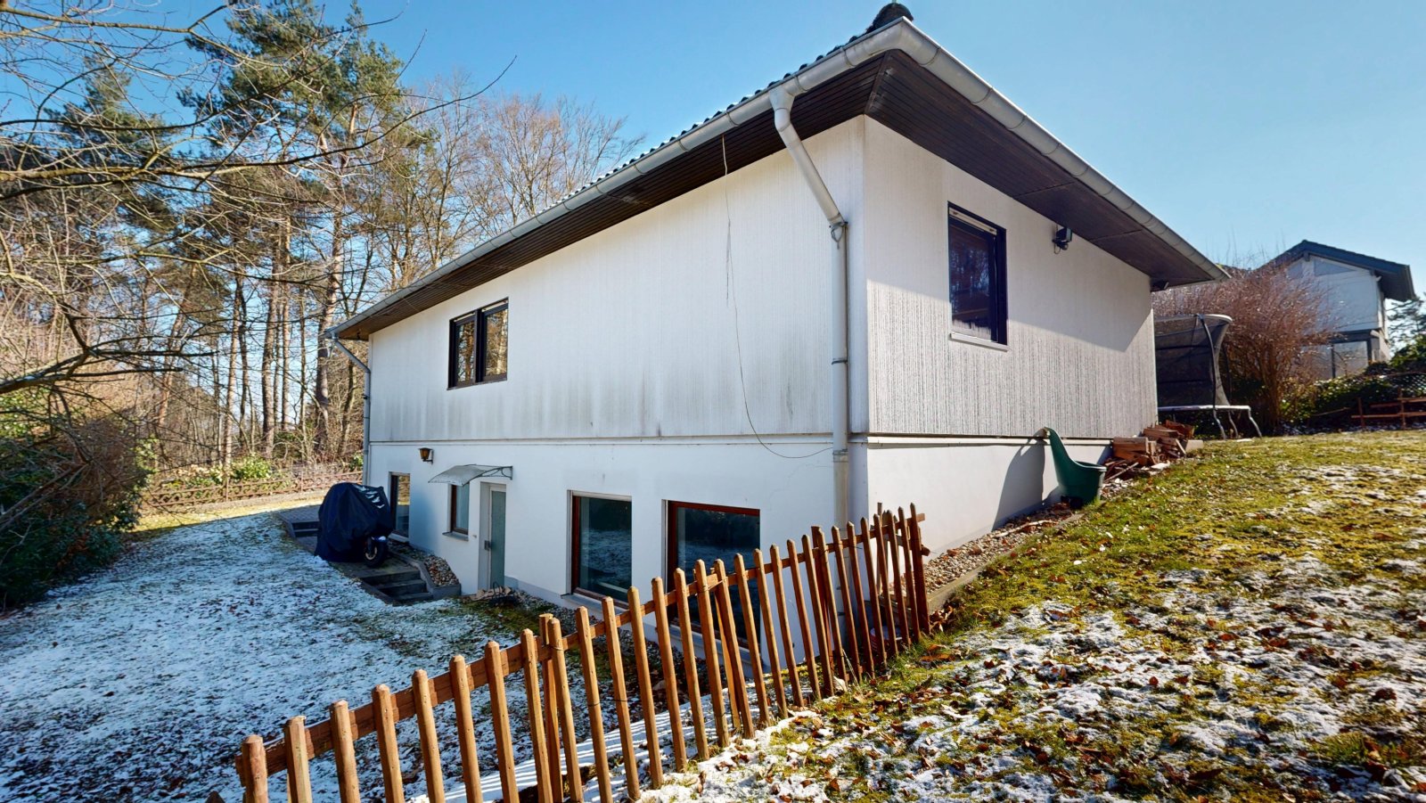 *VERKAUFT* | Erbpacht am Waldrand | Einfamilienhaus mit Einliegerwohnung, Garten & Garage
