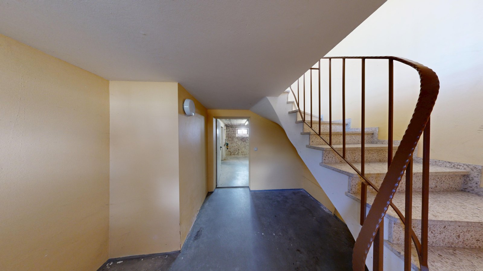 *Reserviert* |Mehrfamilienkomplex mit Gewerbefläche und 5 Wohnungen in gut frequentierter Lage