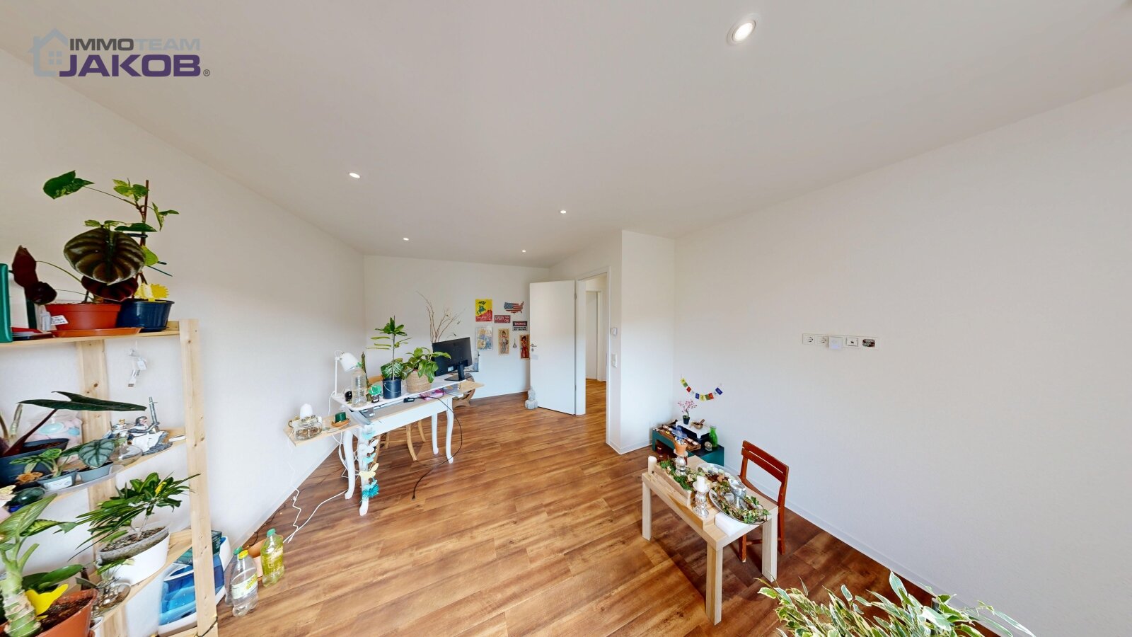 Neuwertiges Einfamilienhaus in grüner Ortsrandlage mit Garten, Dach-Terrasse und Garage