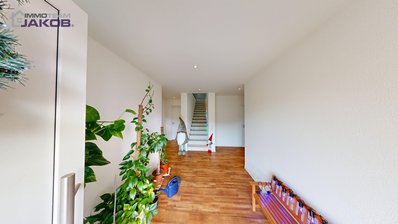 Neuwertiges Einfamilienhaus in grüner Ortsrandlage mit Garten, Dach-Terrasse und Garage