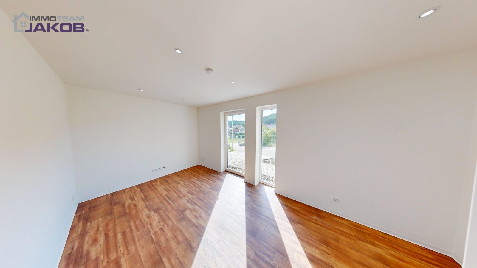 Neuwertiges Einfamilienhaus in grüner Ortsrandlage mit Garten, Dach-Terrasse und Garage