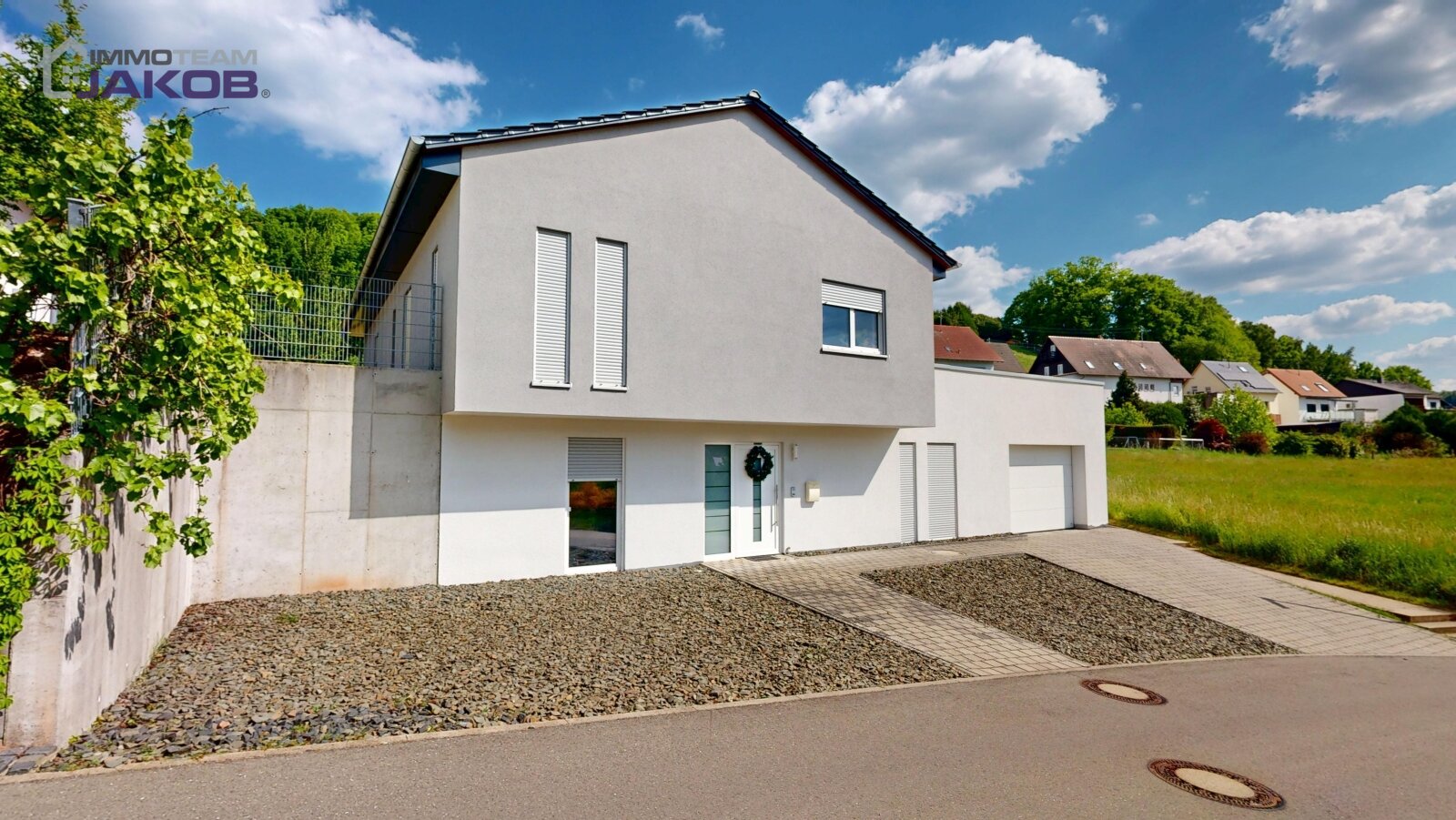 Neuwertiges Einfamilienhaus in grüner Ortsrandlage mit Garten, Dach-Terrasse und Garage