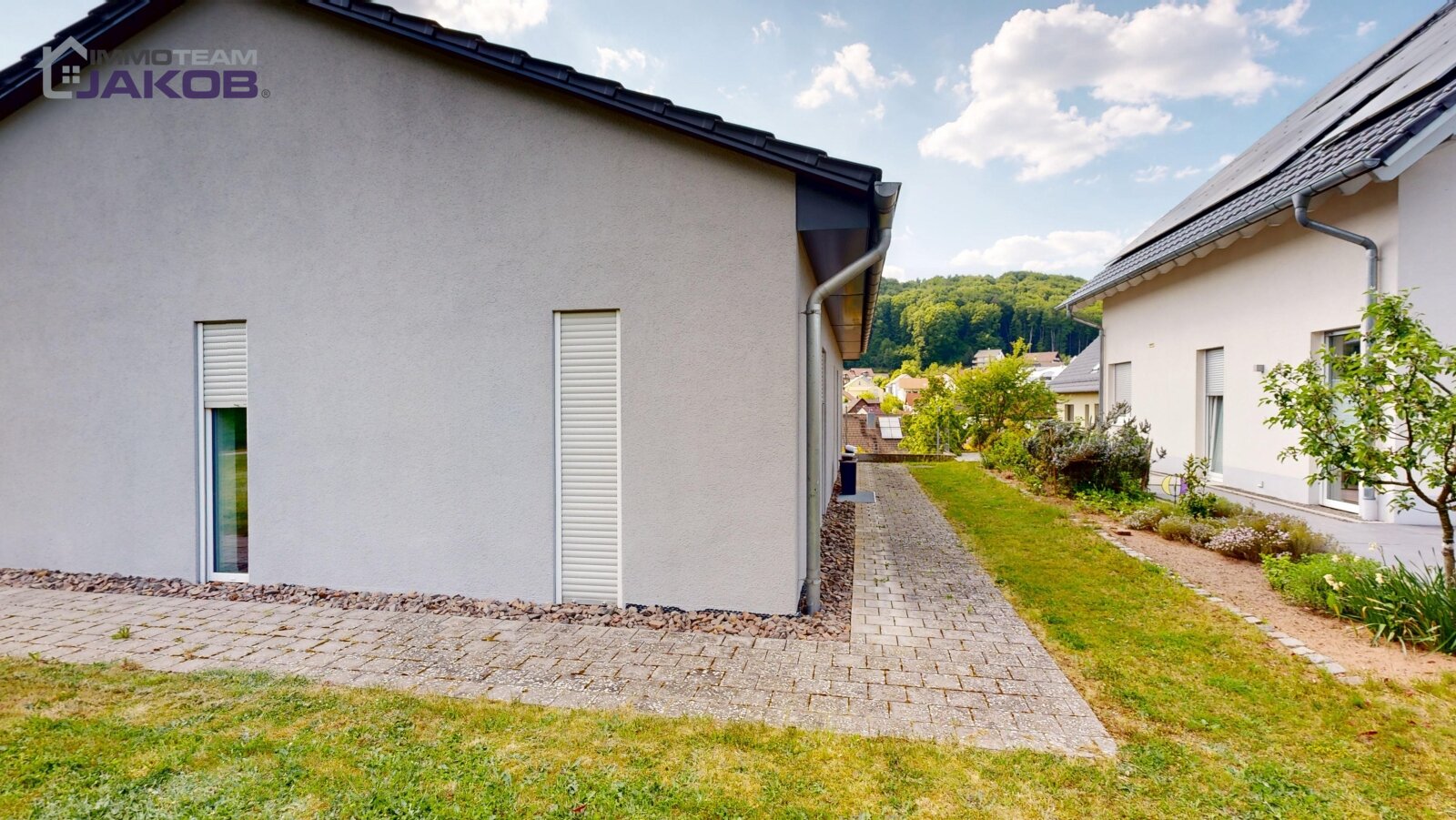 Neuwertiges Einfamilienhaus in grüner Ortsrandlage mit Garten, Dach-Terrasse und Garage