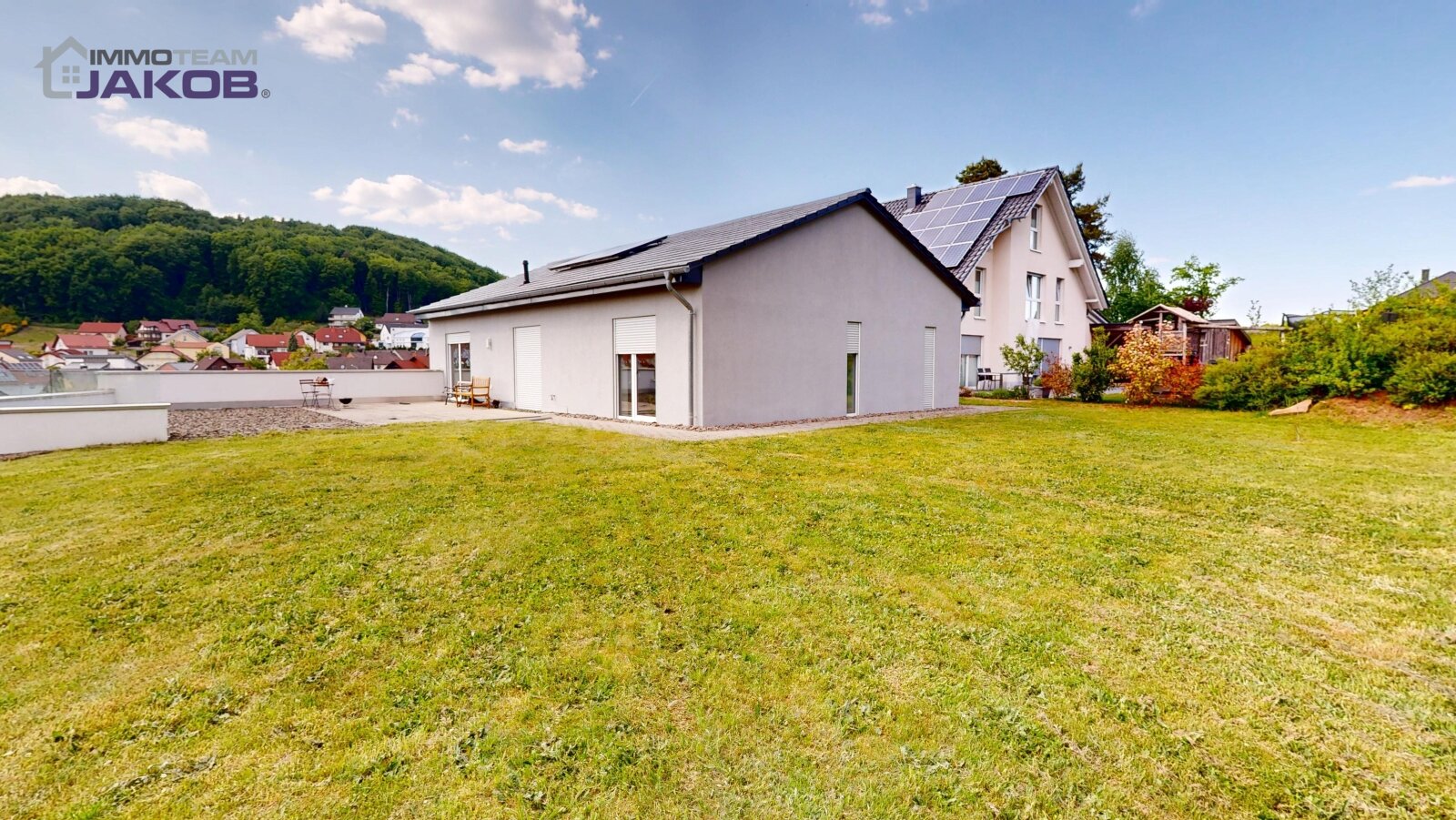 Neuwertiges Einfamilienhaus in grüner Ortsrandlage mit Garten, Dach-Terrasse und Garage