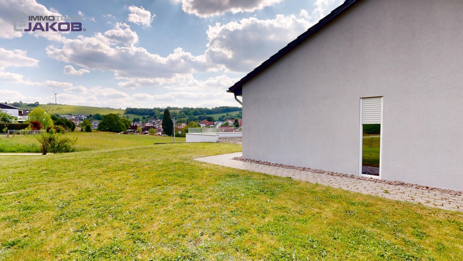 Neuwertiges Einfamilienhaus in grüner Ortsrandlage mit Garten, Dach-Terrasse und Garage