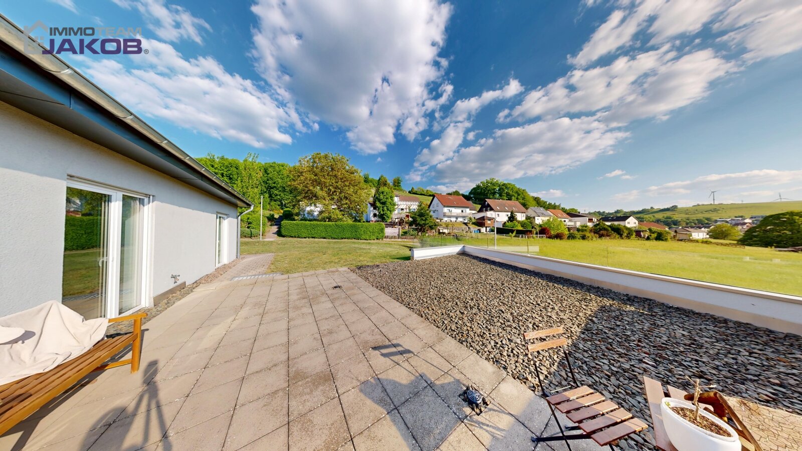 Neuwertiges Einfamilienhaus in grüner Ortsrandlage mit Garten, Dach-Terrasse und Garage
