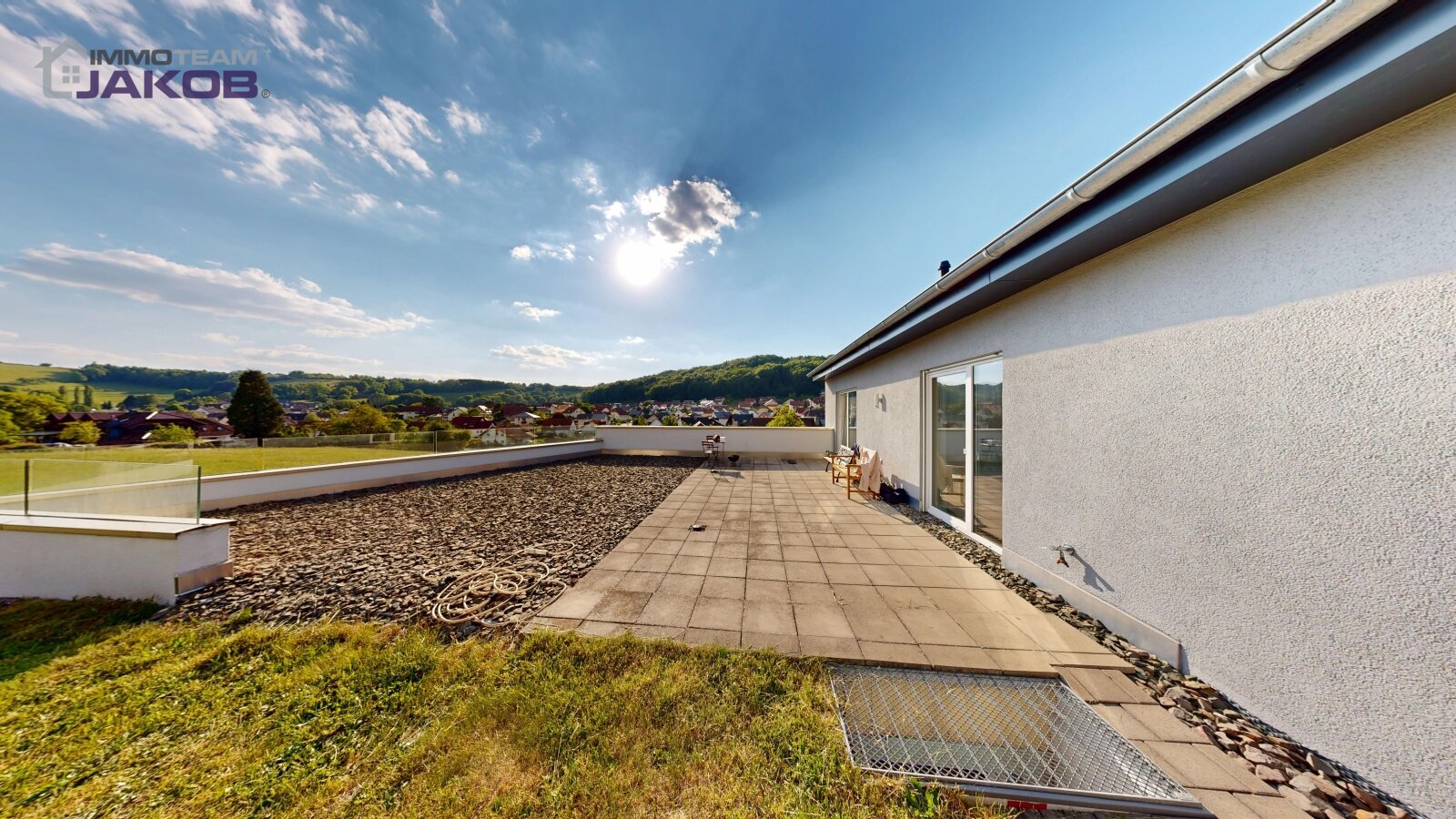 Neuwertiges Einfamilienhaus in grüner Ortsrandlage mit Garten, Dach-Terrasse und Garage