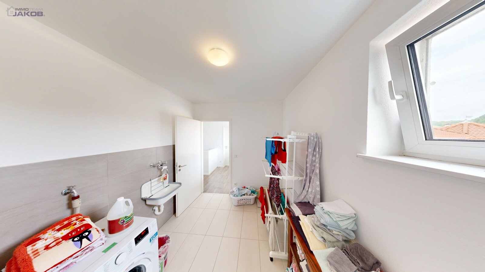 Neuwertiges Einfamilienhaus mit Garten & Carport in Feldrandlage