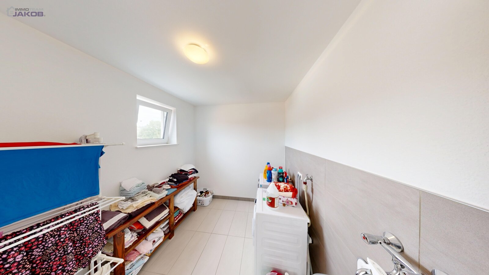 Neuwertiges Einfamilienhaus mit Garten & Carport in Feldrandlage