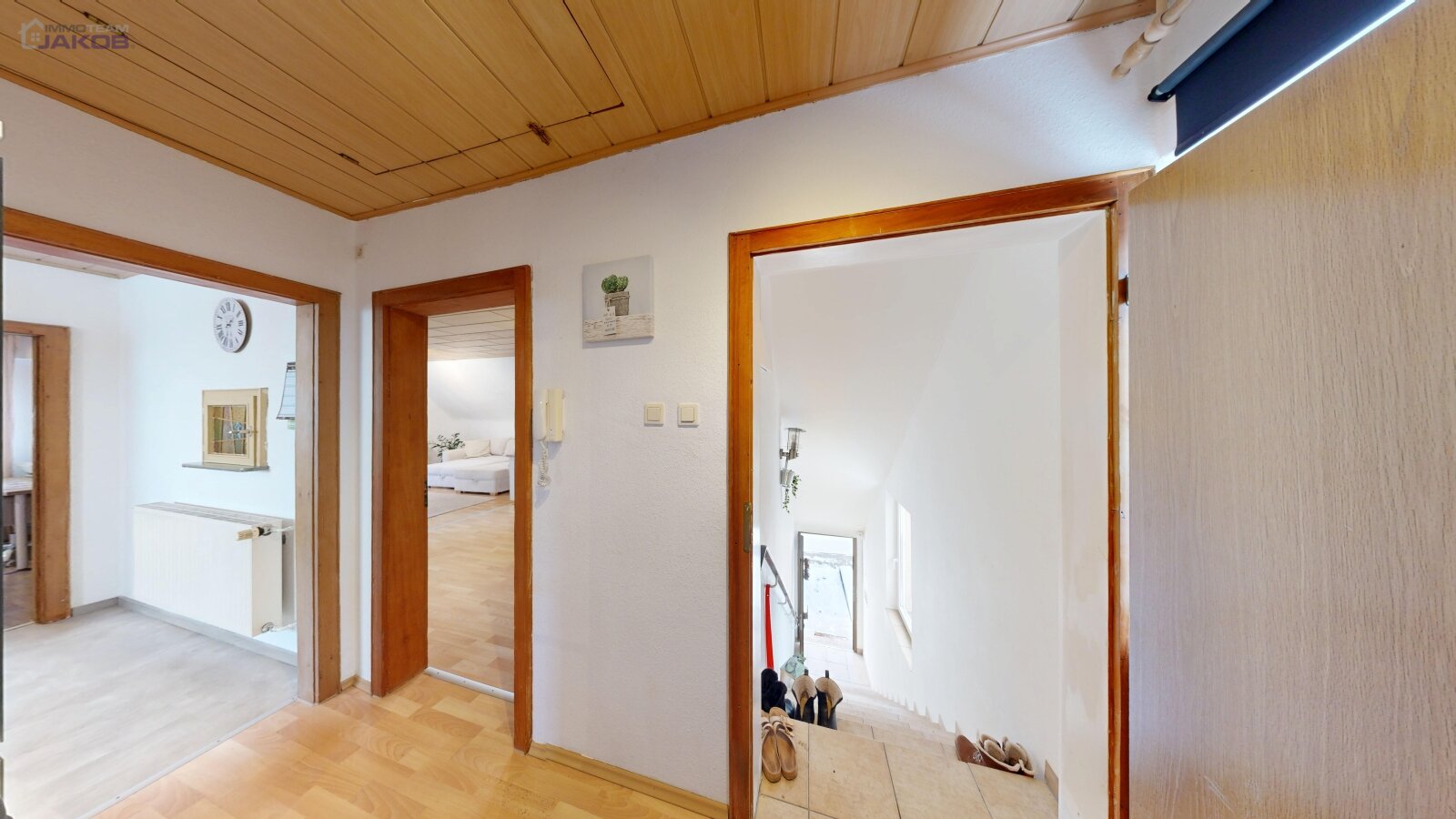 *VERKAUFT* | Freistehendes Zweifamilienhaus mit Garten & Garagen in familienfreundlicher Wohnlage