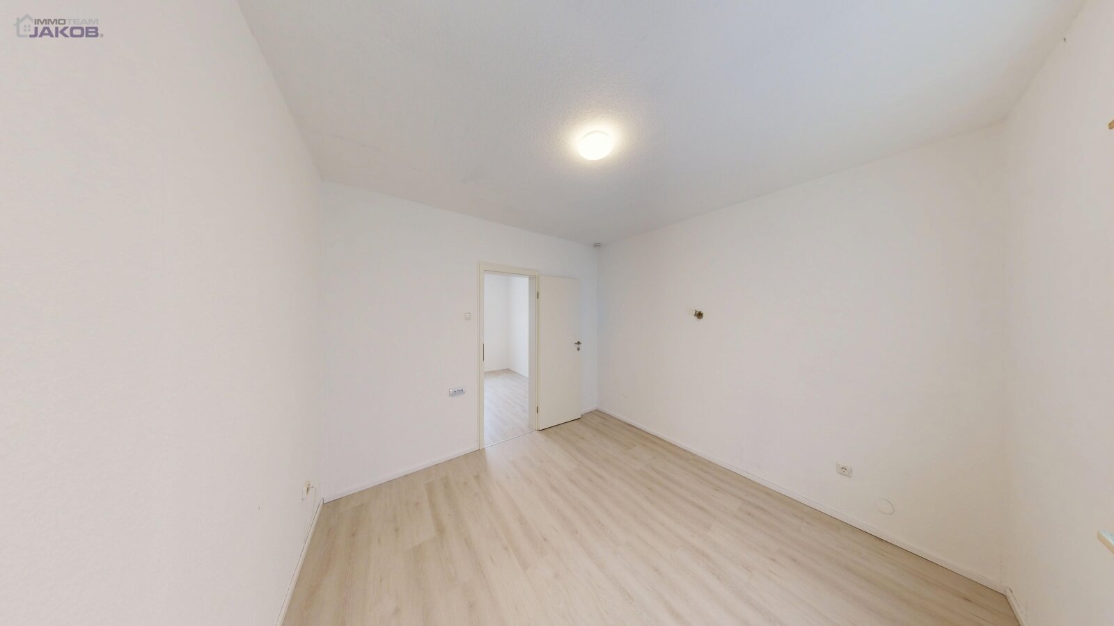 *VERKAUFT* | Freistehendes Zweifamilienhaus mit Garten & Garagen in familienfreundlicher Wohnlage