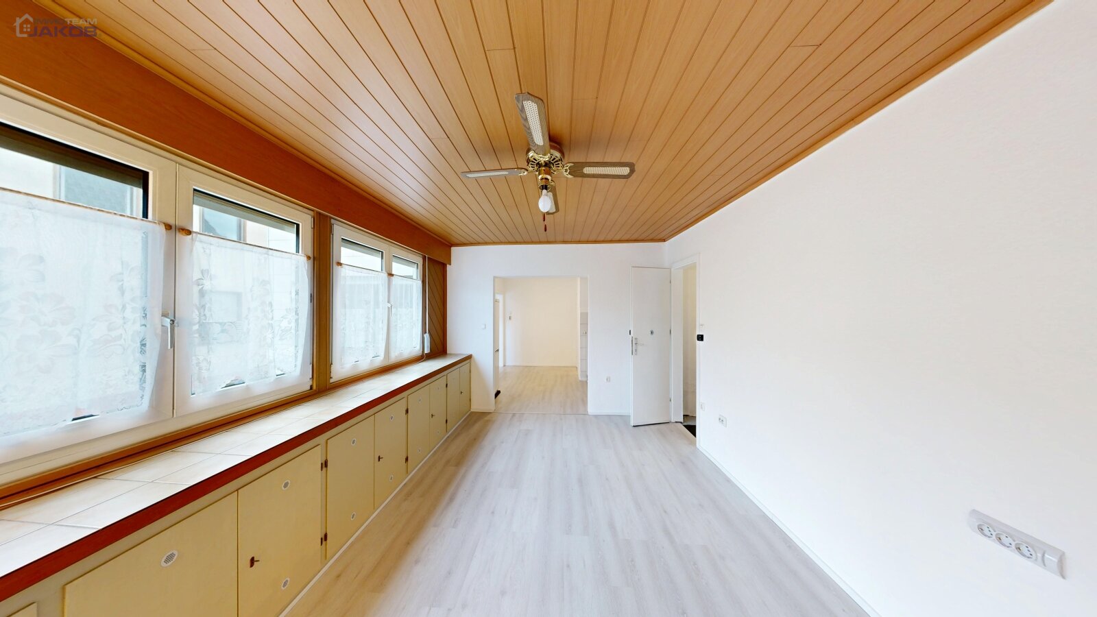 *VERKAUFT* | Freistehendes Zweifamilienhaus mit Garten & Garagen in familienfreundlicher Wohnlage