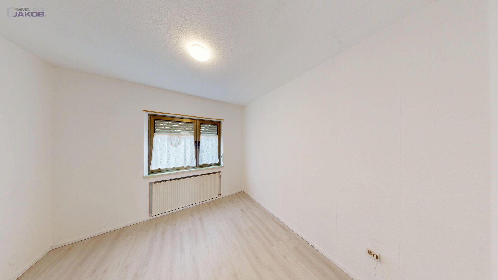 *VERKAUFT* | Freistehendes Zweifamilienhaus mit Garten & Garagen in familienfreundlicher Wohnlage