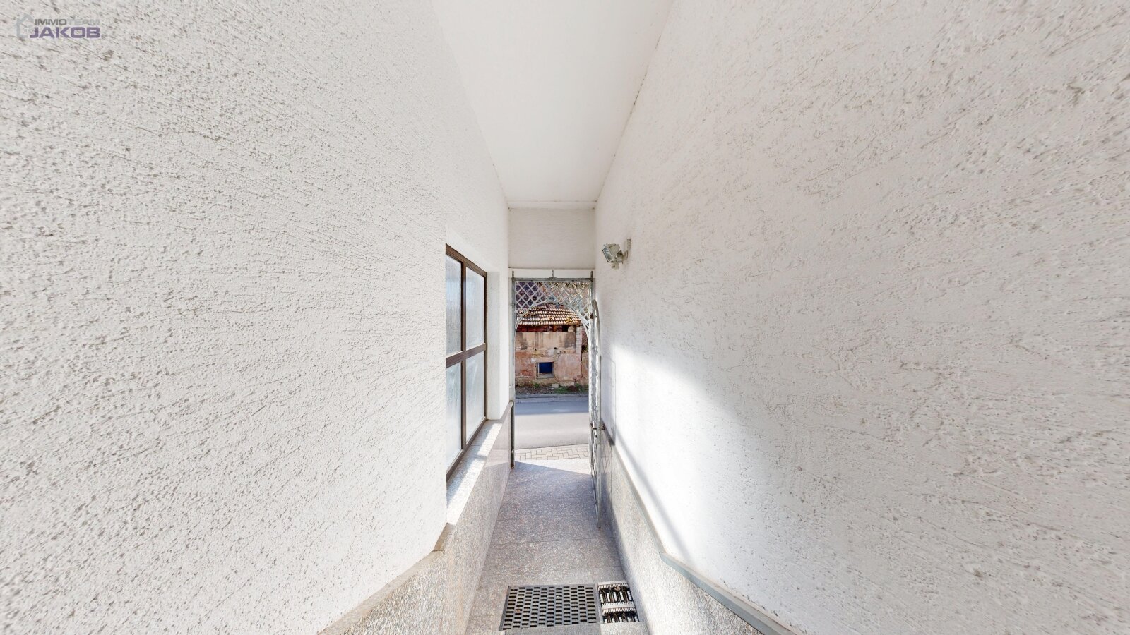 Ein-/Zweifamilienhaus mit Garage und Stellplatz in Miesenbach