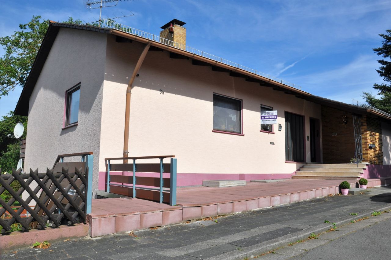 Wohnfreundliches Einfamilienhaus mit Einliegerwohnung am Feldrand! 