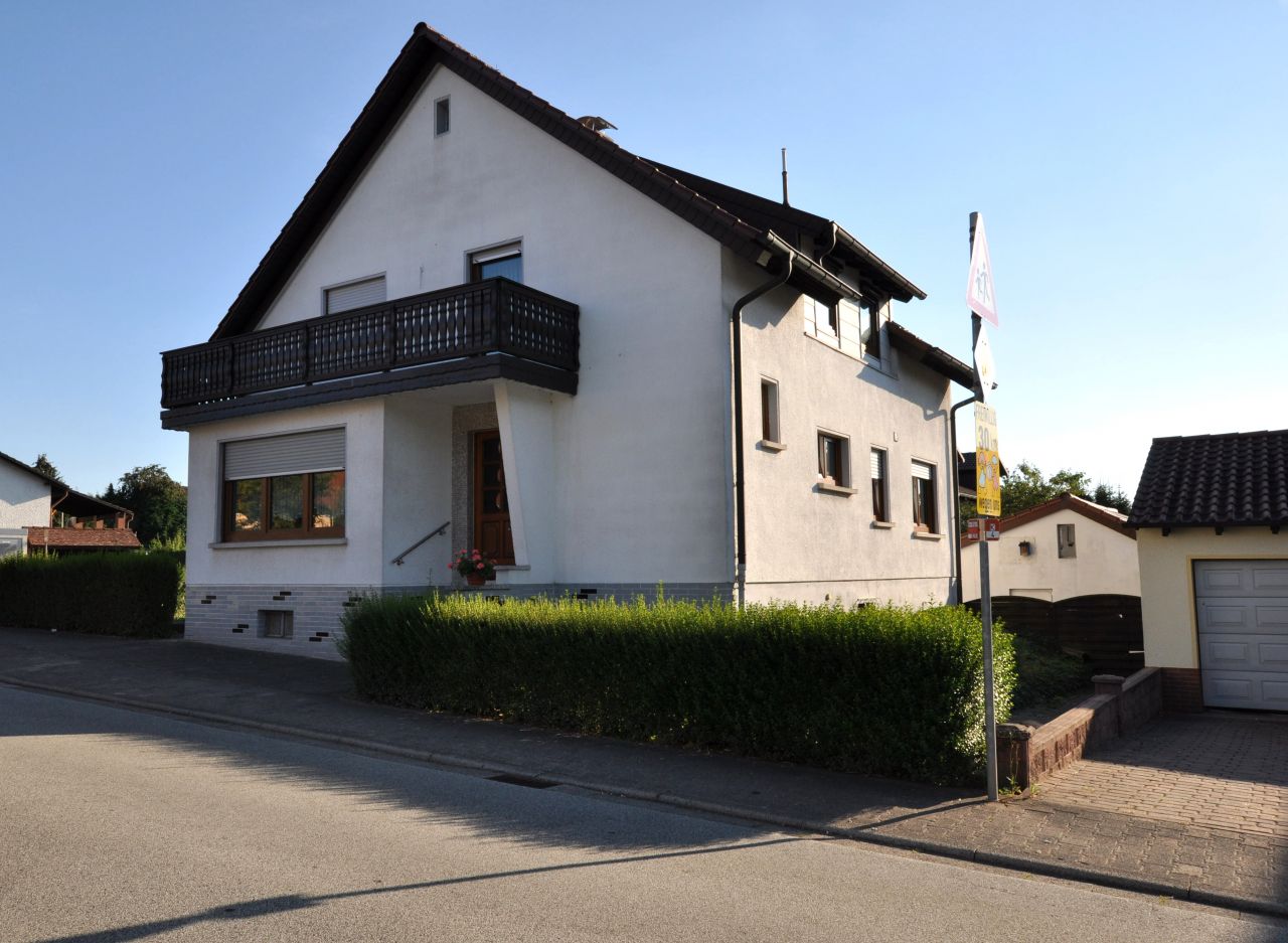 Freistehendes Ein-/Zweifamilienhaus mit weitläufiger Gartenanlage 