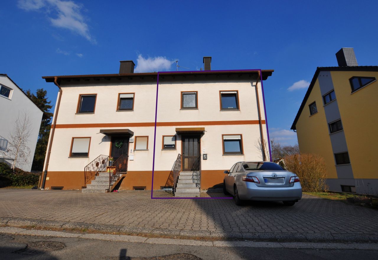 DHH mit Einliegerwohnung und eigenem Garten 