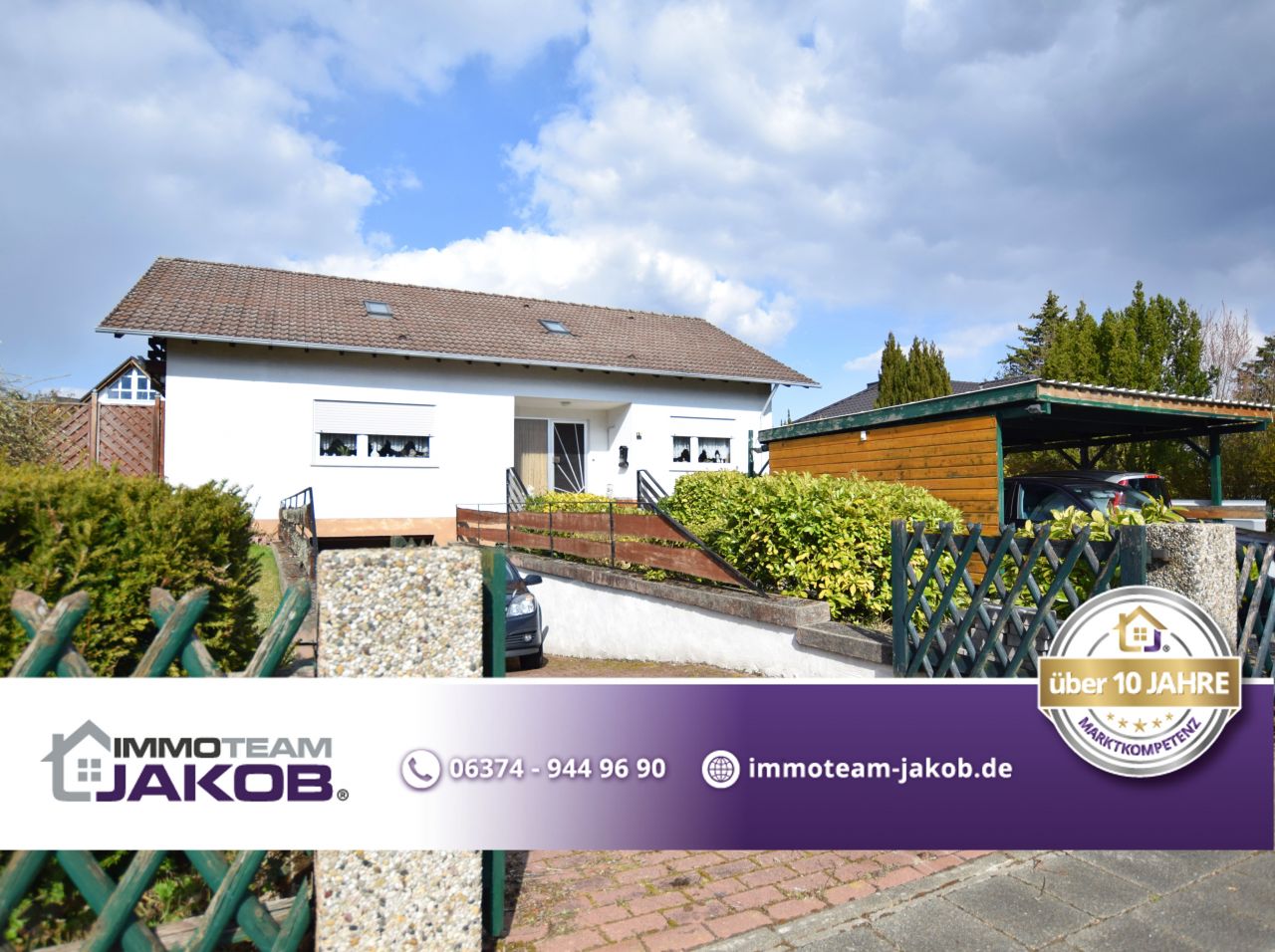 Einfamilienhaus mit Garage, Carport und großem Garten  