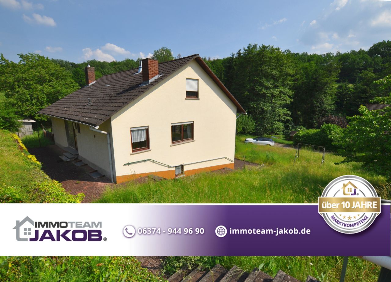 Ländliches Wohnhaus mit Stallungen und Wiesenflächen - Perfekt zur Pferdehaltung 