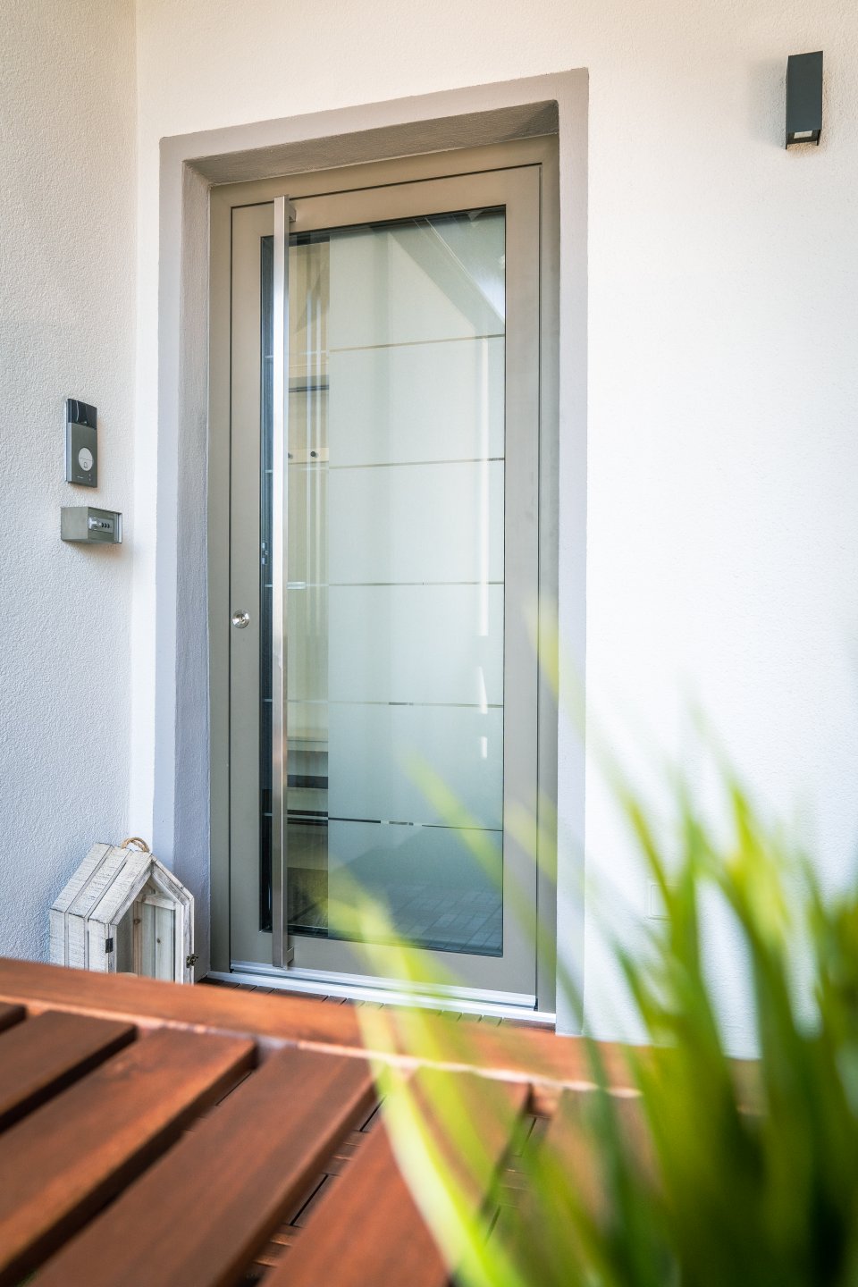- entrance door - entrance door