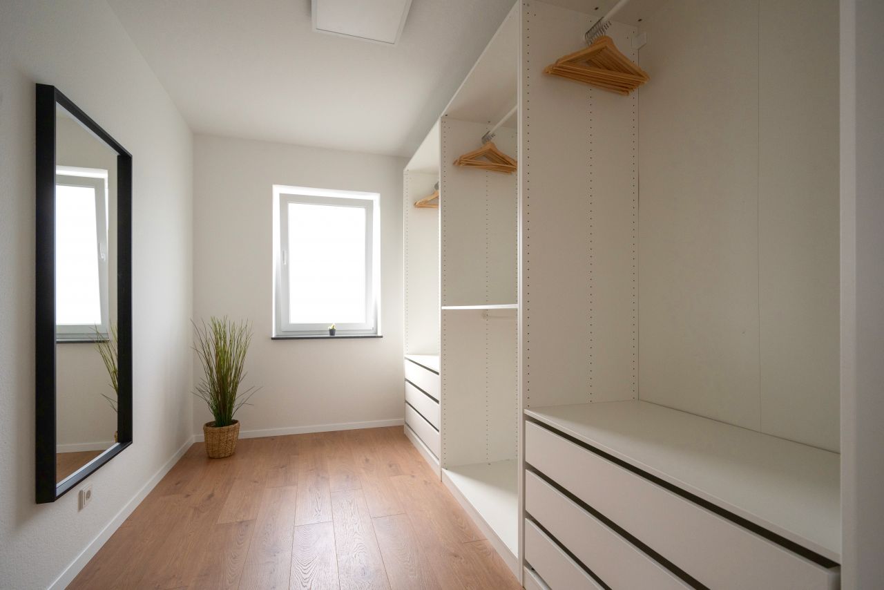 - walk-in closet - walk-in closet