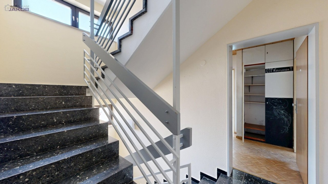 Treppenhaus - Eingang Wohnung 3.OG-links