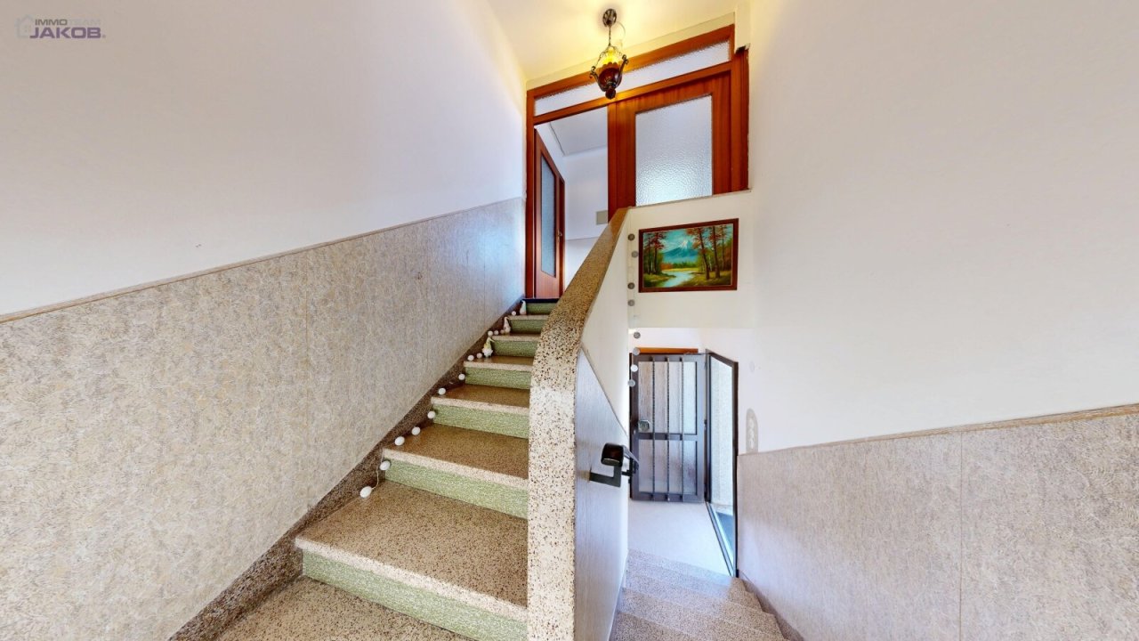 Treppenhaus - Zugang Wohnung DG