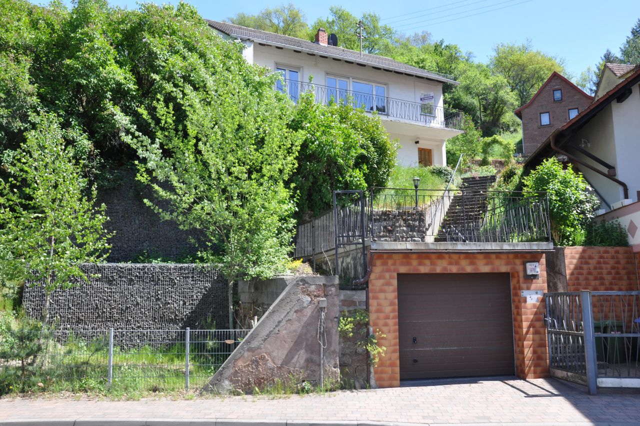 Familienfreundliches Ein-/Zweifamilienhaus am Feldrand! 