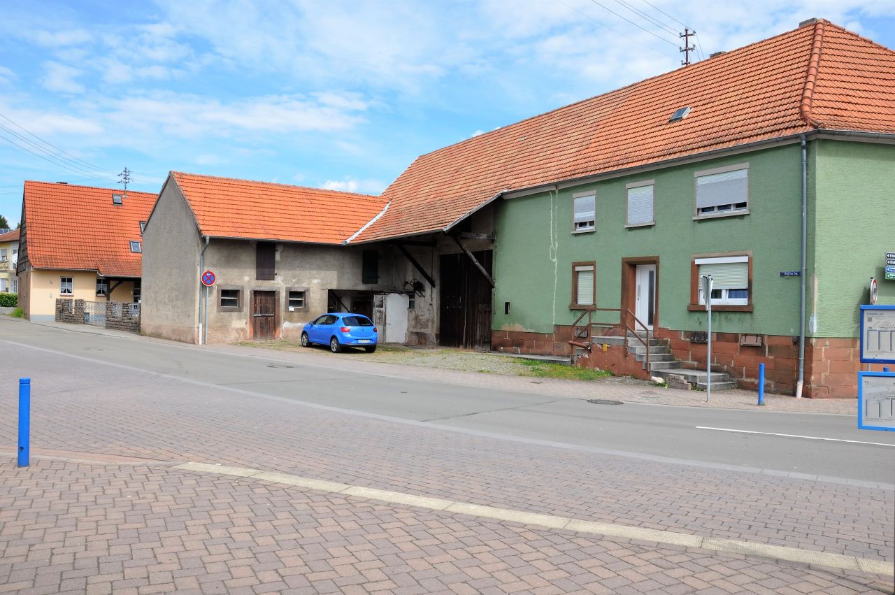 Sanierungsbedürftige Immobilie in zentraler Lage! 