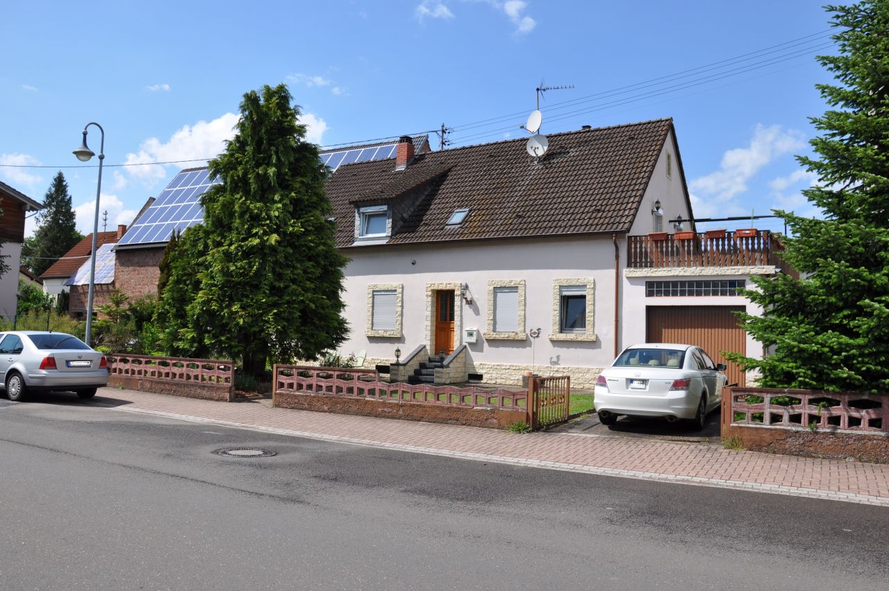 Freistehendes Einfamilienhaus - Eine Wohlfühloase in jeder Jahreszeit 