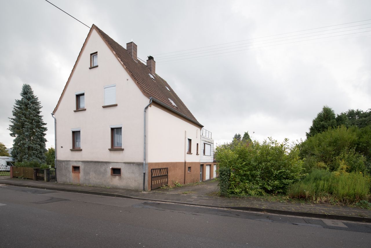 Freistehendes Einfamilienhaus mit großer Wiesenfläche in Miesau 