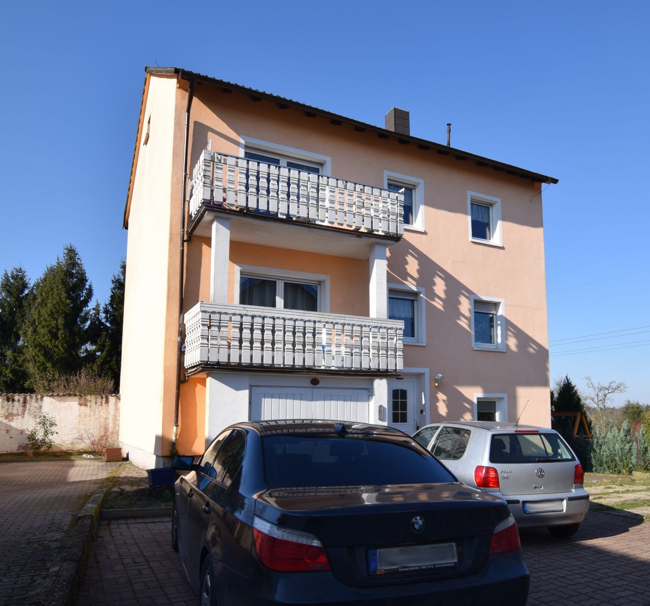  Freistehendes Zweifamilienhaus mit großem Garten 